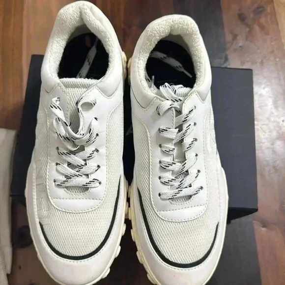 Chanel
2019 Interlocking CC Logo Sneakers
Calfskin Mesh Lycra W Sneakers White - Picture 4 of 6